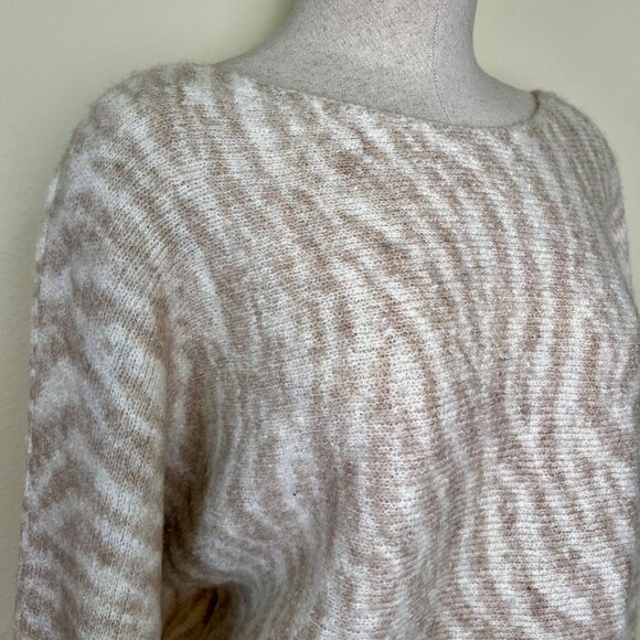 ABERCROMBIE & FITCH Beige & White Zebra Print Boatneck Dolman Sweater Large - Picture 7 of 9